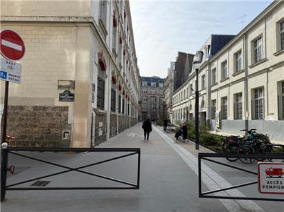 Eine autofreie Straße im nördlichen Paris
