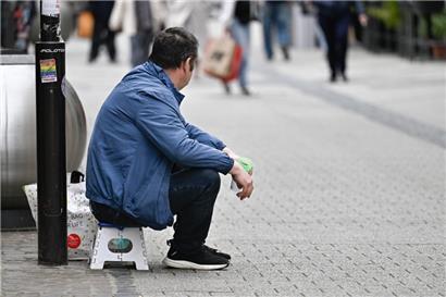 Eine bettelnde Person in Luxemburg – würde sie in Zukunft des Platzes verwiesen werden?
