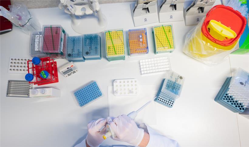 Eine biologisch-technische Assistentin bereitet die Sequenzierung von positiven PCR-Tests in der PCR-Analytik im Labor vor

