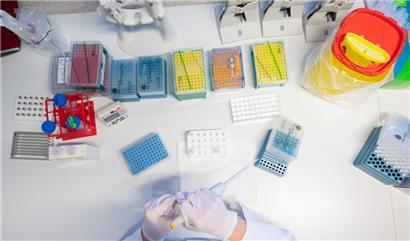 Eine biologisch-technische Assistentin bereitet die Sequenzierung von positiven PCR-Tests in der PCR-Analytik im Labor vor
