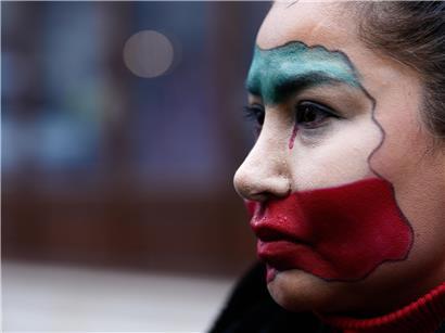 Exil-Iranerin mit blutiger Träne bei Solidaritätsdemo für Iran in Istanbul am Wochenende