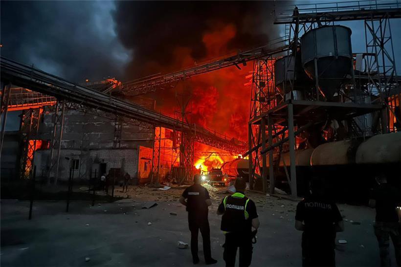 Eine brennende Industrieanlage im Dorf Hoholeve in der Ukraine am Montag. Die Anlage wurde von Raketen getroffen. 
