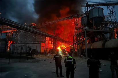 Eine brennende Industrieanlage im Dorf Hoholeve in der Ukraine am Montag. Die Anlage wurde von Raketen getroffen. 
