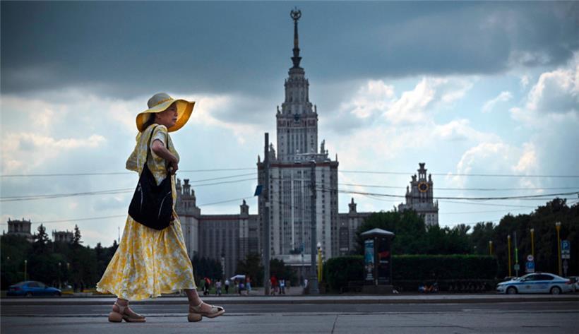 Eine chinesische Touristin geht an der Moskauer Staatsuniversität vorbei
