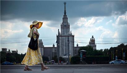 Eine chinesische Touristin geht an der Moskauer Staatsuniversität vorbei
