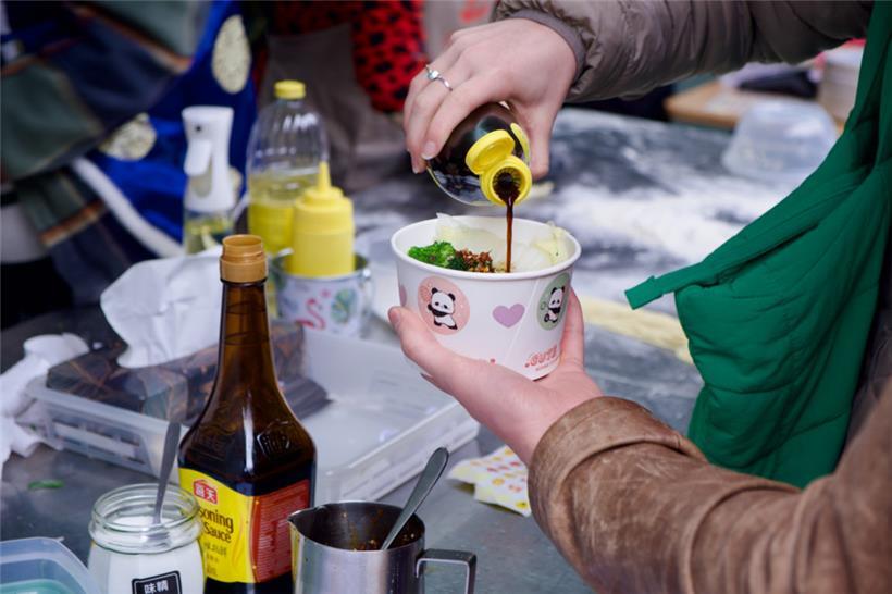 Eine dampfende Schale frisch gezogener Nudelsuppe mit Fleisch, Gemüse und Kräute...