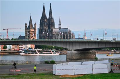 Eine der Fundstellen wird von Mitarbeitern des Ordnungsamtes bewacht
