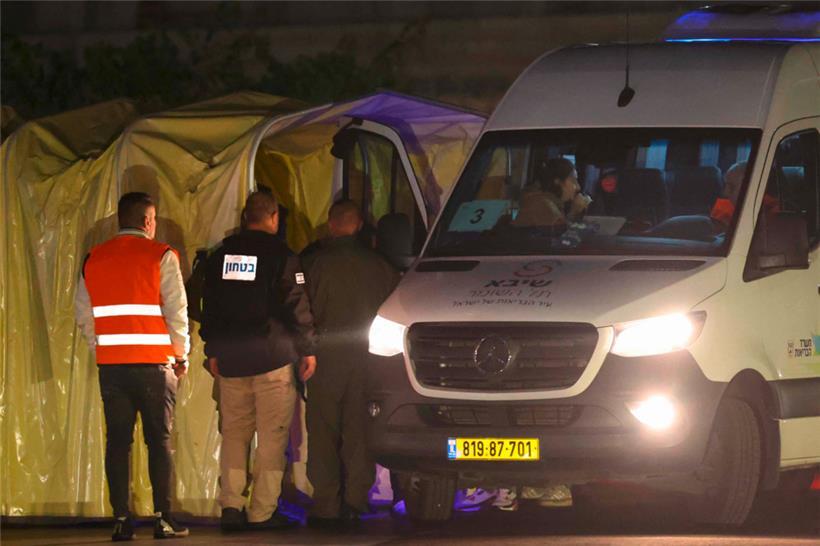 Eine der beiden israelisch-russischen Geiseln, die von Hamas-Kämpfern bei dem Anschlag am 7. Oktober entführt und am 29. November freigelassen wurden, besteigt ein Fahrzeug im Sheba Medical Center in Ramat Gan
