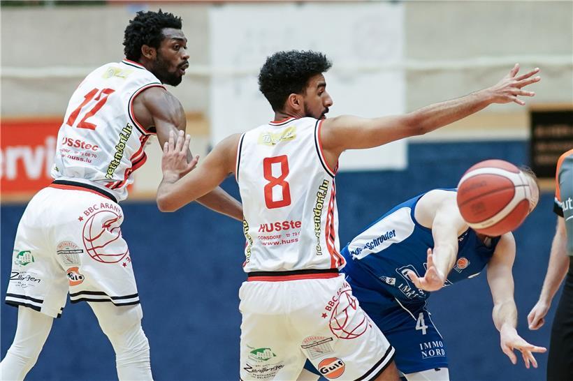 Eine der größten Stärken von Dylan Rocha Pires (Nr. 8) ist die Defensivarbeit, da muss sich der Ettelbrücker Philippe Gutenkauf (in Blau) so einiges einfallen lassen
