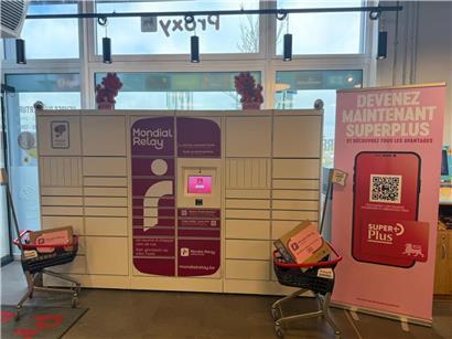 Moderne Mondial Relay Paketstation mit digitalem Display und Kontaktloser Abholung für Paketversand und -empfang