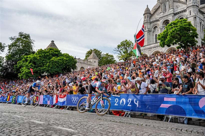 Eine der spektakulärsten Kulissen Olympias: Christine Majerus (vorne) rauschte a...