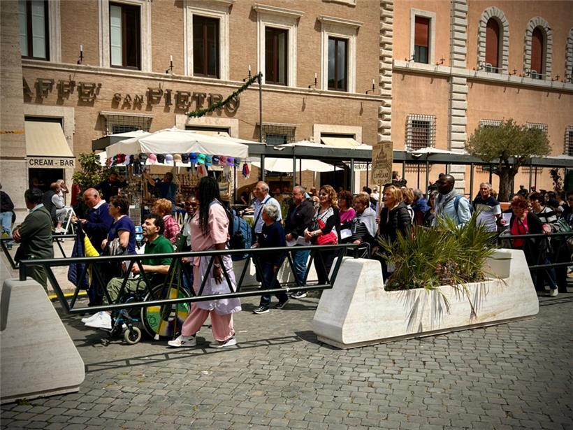 Eine der zahlreichen Pilgergruppen, die betend und singend in Richtung Petersdom ziehen

