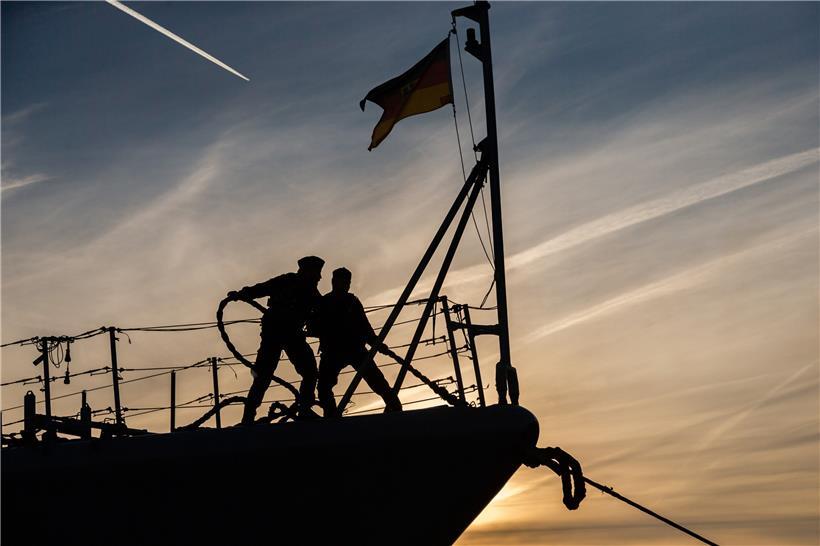 Eine deutsche Fregatte läuft 2018 zur Operation „Sophia“ aus: Eine neue, militärische Mission soll nun das UN-Waffenembargo für Libyen überwachen.
