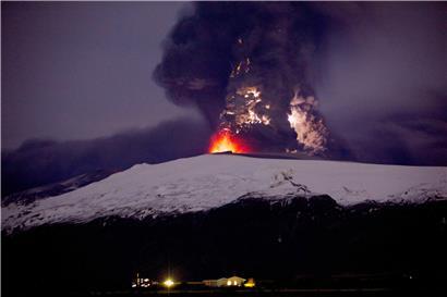 Eine dichte Aschewolke steigt aus dem isländischen Vulkan Eyjafjallajokull auf. Die Aschewolke legte tagelang den Flugverkehr lahm. 
