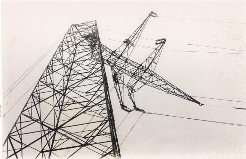 Eine durch eine Bombe der „Bommeleeër“ beschädigte Hochspannungsleitung
