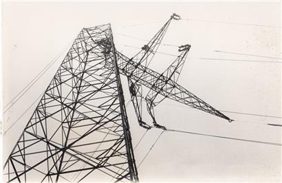 Eine durch eine Bombe der „Bommeleeër“ beschädigte Hochspannungsleitung
