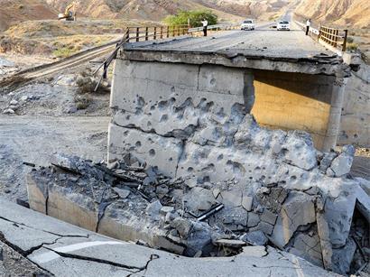 Eine durch einen US-Angriff schwer beschädigte Brücke auf der Straße zwischen Roudan und Bandar Abbas im Süden des Iran