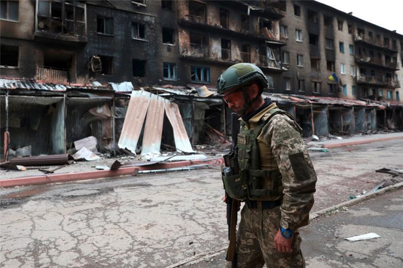 Eine durch russische Angriffe gezeichnete Häuserzeile in der ukrainischen Stadt Sewersk in der Region Donezk
