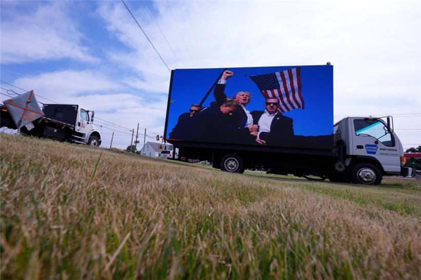 Eine elektronische Werbetafel zeigt Bilder des ehemaligen US-Präsidenten Trump bei seiner jüngsten Kundgebung bei der Butler Farm Show am Donnerstag, 18. Juli 2024

