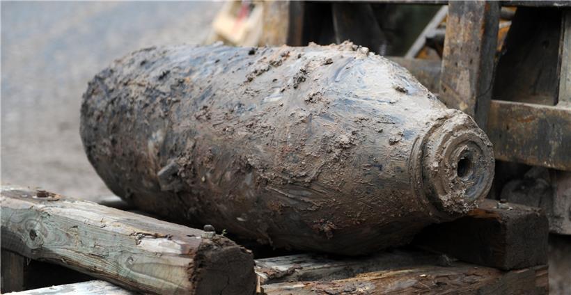  Eine entschärfte amerikanische Fliegerbombe aus dem Zweiten Weltkrieg wird abtransportiert
