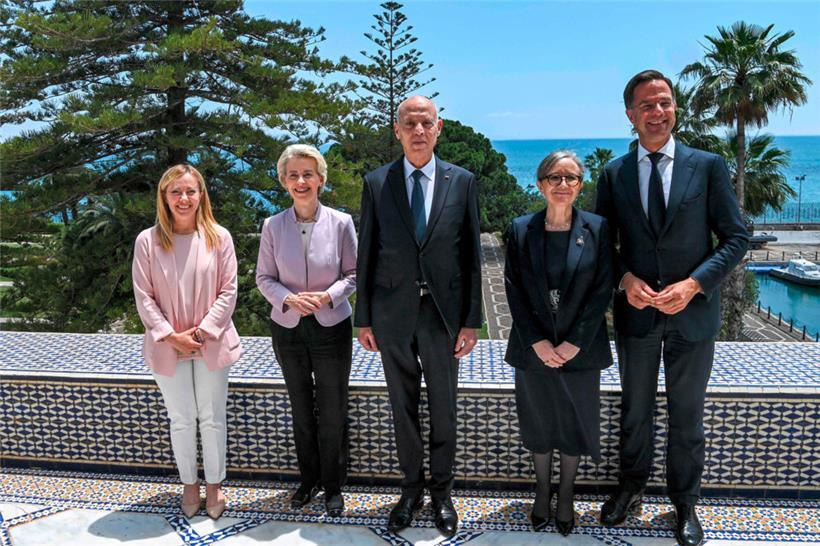 Eine europäische Delegation warb vor etwas mehr als einer Woche in Tunesien für ein Migrationsabkommen mit dem nordafrikanischen Land: (v.l.) die italienische Regierungschefin Giorgia Meloni, EU-Kommissionspräsidentin Ursula von der Leyen, der tunesische Präsident Kais Sayed, die tunesische Premierministerin Najla Bouden und der niederländische Regierungschef Mark Rutte
