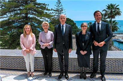 Eine europäische Delegation warb vor etwas mehr als einer Woche in Tunesien für ein Migrationsabkommen mit dem nordafrikanischen Land: (v.l.) die italienische Regierungschefin Giorgia Meloni, EU-Kommissionspräsidentin Ursula von der Leyen, der tunesische Präsident Kais Sayed, die tunesische Premierministerin Najla Bouden und der niederländische Regierungschef Mark Rutte
