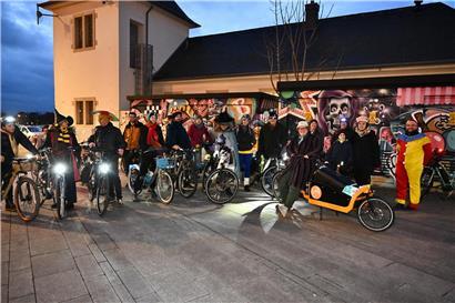 Familienfreundliche Karnevals-Radtour mit Kindern, Sicherheitsausrüstung und bunten Kostümen geplant, unerwartete Wendung inklusive