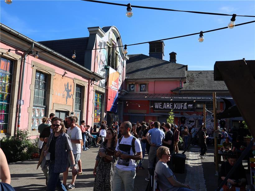 „Out of the Crowd“-Festival in der Escher Kulturfabrik, alternative Kulturszene Luxemburgs, Live-Musik und Gemeinschaft