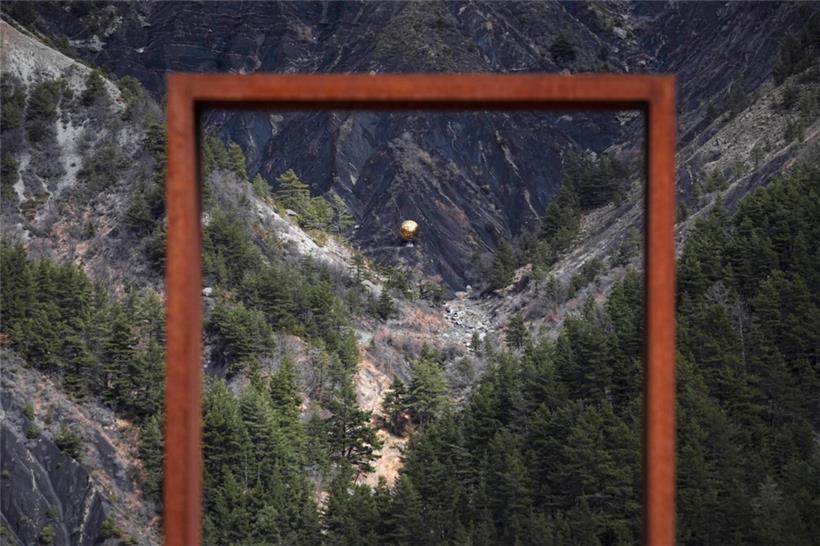 Eine fünf Meter große goldene Sonnenkugel, die an die Opfer des Germanwings-Absturzes erinnert, ist an der Absturzstelle zu sehen.
