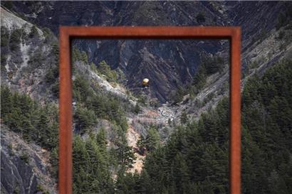 Eine fünf Meter große goldene Sonnenkugel, die an die Opfer des Germanwings-Absturzes erinnert, ist an der Absturzstelle zu sehen.
