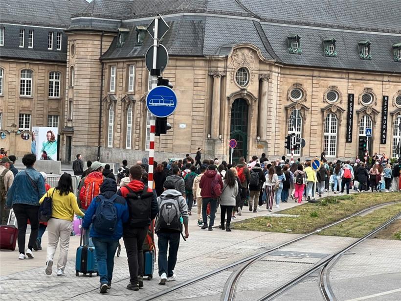Eine ganze Reihe an Menschen macht sich nach der Entwarnung auf den Weg zurück in den Bahnhof
