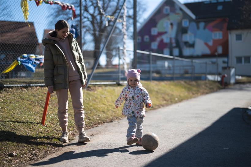 Eine geflohene Ukrainerin spielt auf diesem Foto mit ihrem Kind Fußball. Geflüchteten kann es in einigen Fällen zumindest ein Stück weit helfen, sich von den aktuellen Geschehnissen abzulenken und sich mit anderen Aktivitäten zu beschäftigen
