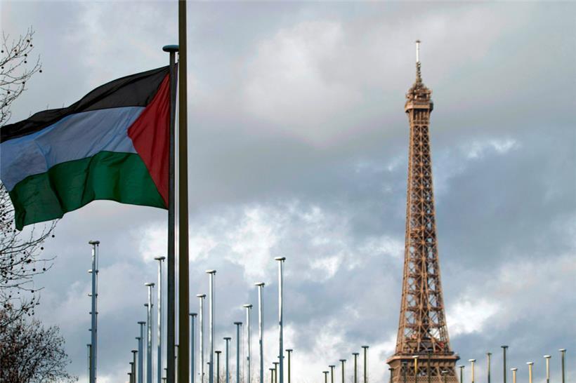 Eine gehisste palästinensische Flagge mit dem Eiffelturm im Hintergrund

