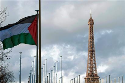 Eine gehisste palästinensische Flagge mit dem Eiffelturm im Hintergrund

