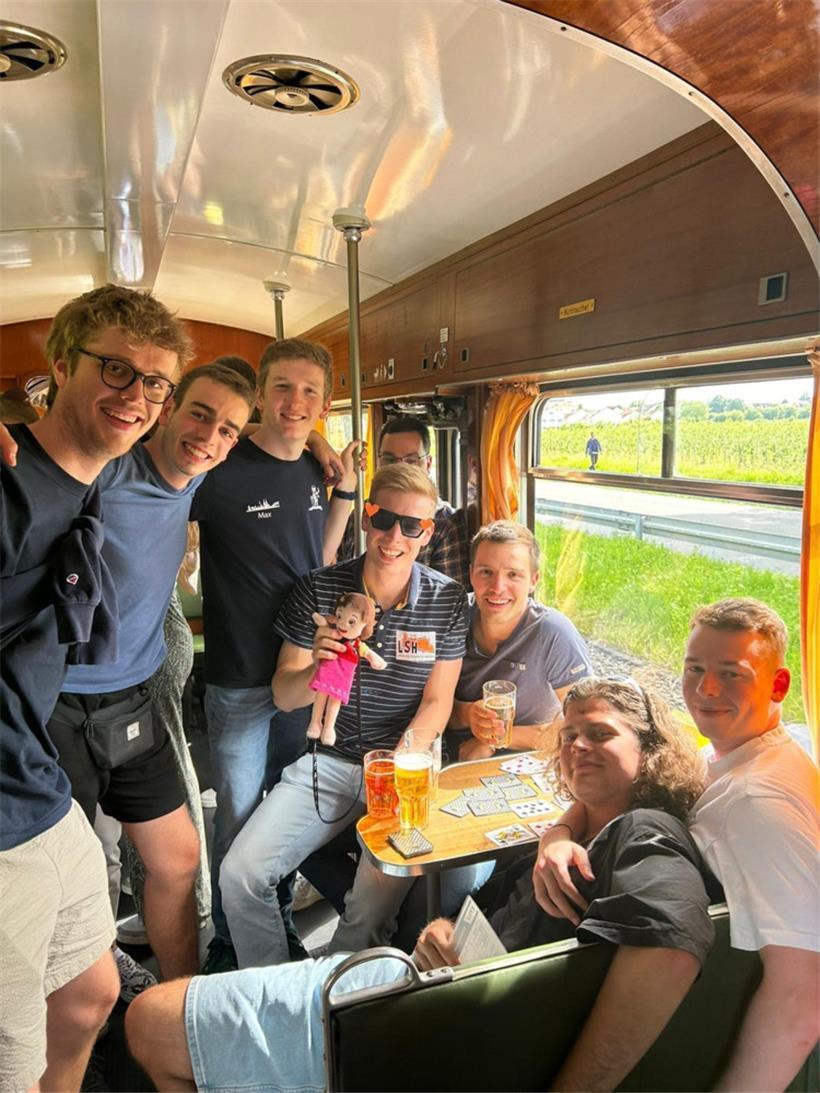 Eine gemeinsame Zugfahrt ist lustig
