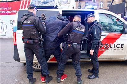 Eine gesuchte Person wird von den Beamten am Bahnhof angetroffen, durchsucht und anschließend für eine Zeugenaussage aufs Revier gebracht
