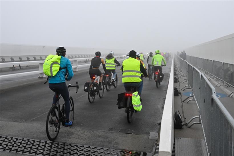 Eine größere Gruppe von Menschen auf dem Rad lässt sich nur schwer überholen, wa...
