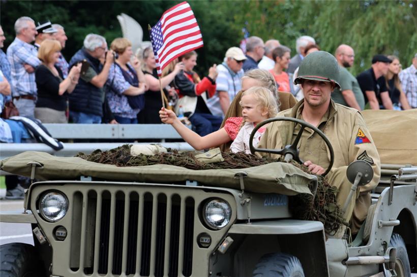 Eine große Militärparade mit Soldaten aus unterschiedlichen Ländern und historischen Gefährten fand am Sonntag statt
