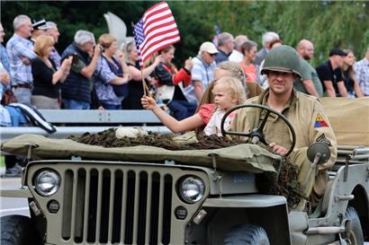 Eine große Militärparade mit Soldaten aus unterschiedlichen Ländern und historischen Gefährten fand am Sonntag statt
