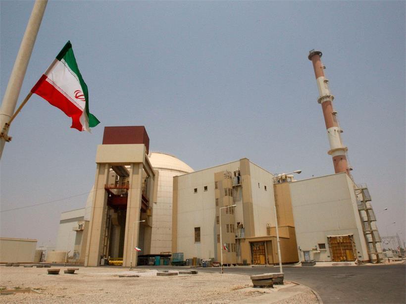 Eine iranische Flagge flattert vor dem Reaktorgebäude des Kernkraftwerks Buscher
