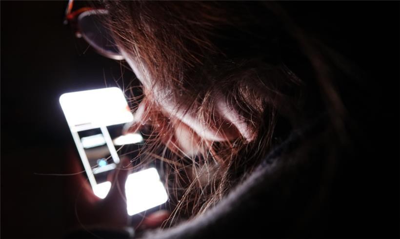 Eine junge Frau am Smartphone

