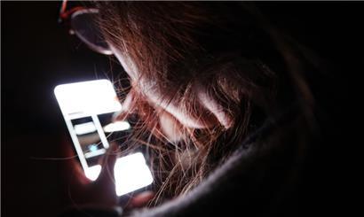 Eine junge Frau am Smartphone
