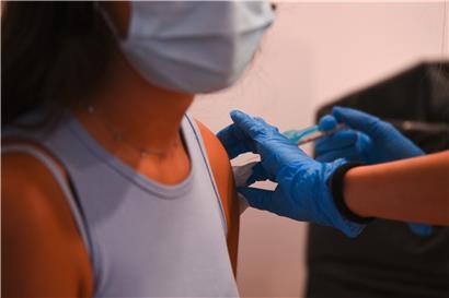 Eine junge Frau erhält in Valencia die erste Dosis des Corona-Impfstoffs von Biontech/Pfizer
