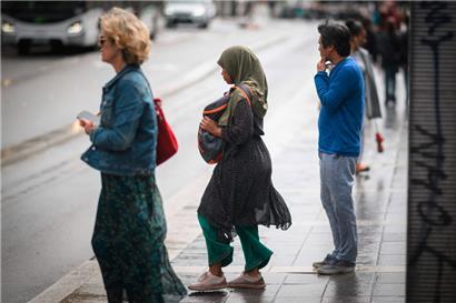Eine junge Frau trägt eine Abaya, als sie Ende August auf einer Straße in Nantes, Westfrankreich, steht.
