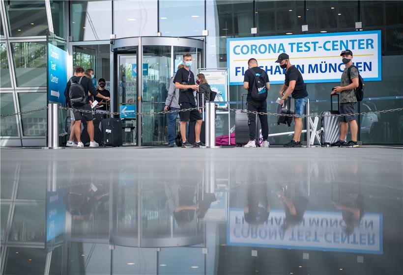 Eine junge Reisegruppe, die aus Kreta angekommen ist, steht vor dem Corona Test Center am Münchener Flughafen. Hier können sich Urlaubsrückkehrer auf das neuartige Coronavirus testen lassen
