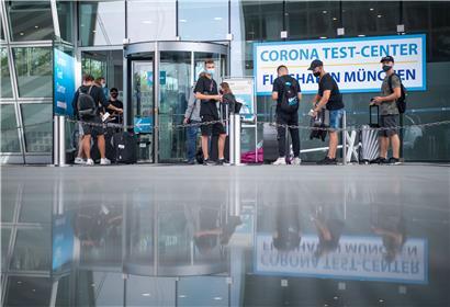 Eine junge Reisegruppe, die aus Kreta angekommen ist, steht vor dem Corona Test Center am Münchener Flughafen. Hier können sich Urlaubsrückkehrer auf das neuartige Coronavirus testen lassen

