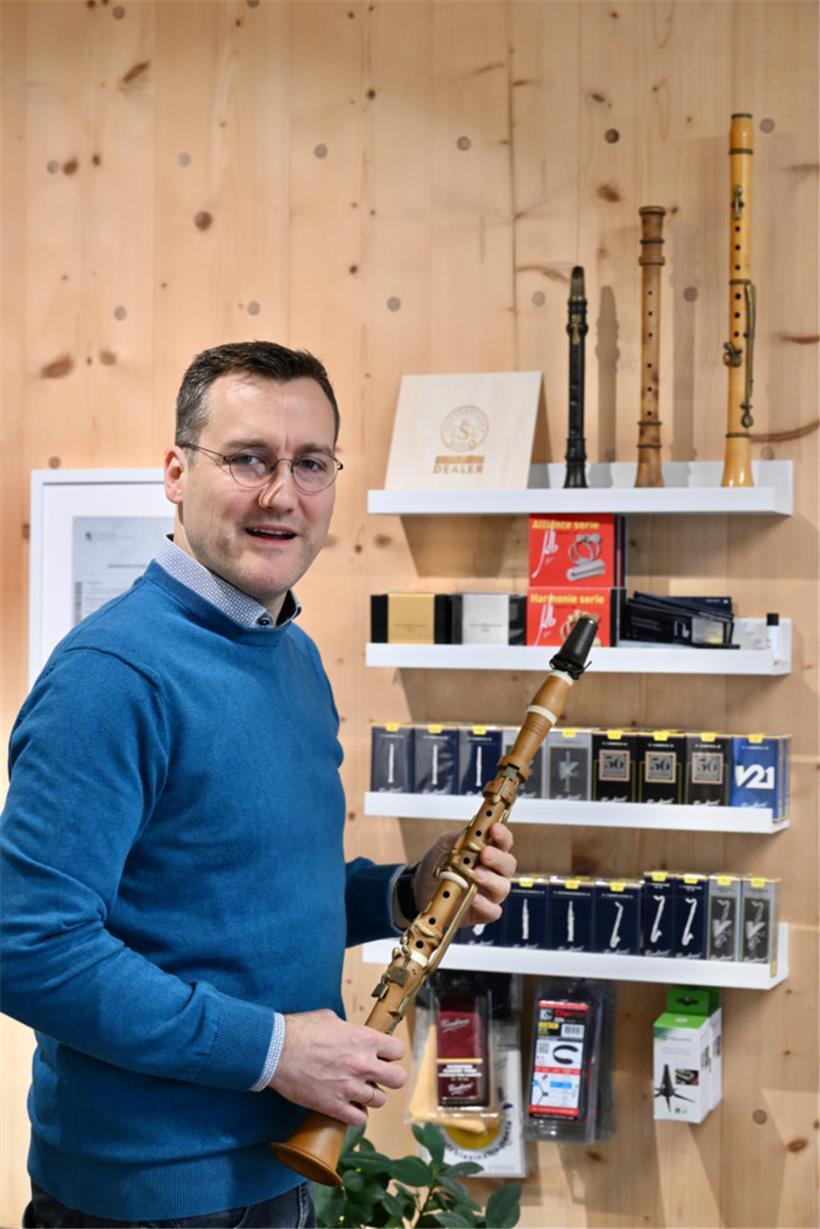 Eine kleine Sammlung alter Klarinetten. Das Modell, das Stephan Kronthaler in der Hand hält, ist ein Nachbau aus Buchsbaum im Stil des 18. Jahrhunderts.
