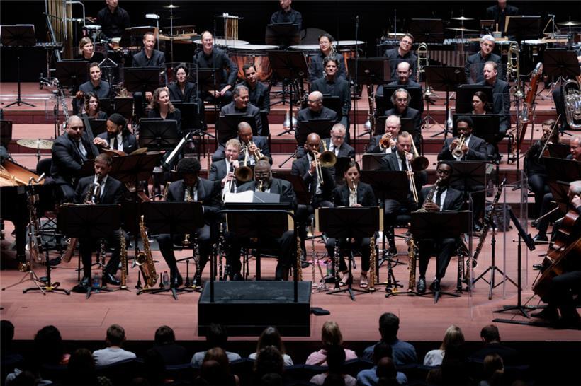 Eine kürzere Session, die alleine von den Musikern des Jalco bestritten wurde: That‘s Jazz! Wynton Marsalis selbst, der Leiter des Ensembles, sitzt bei „The Jungle“ und der Session als Trompeter mitten im Ensemble.
