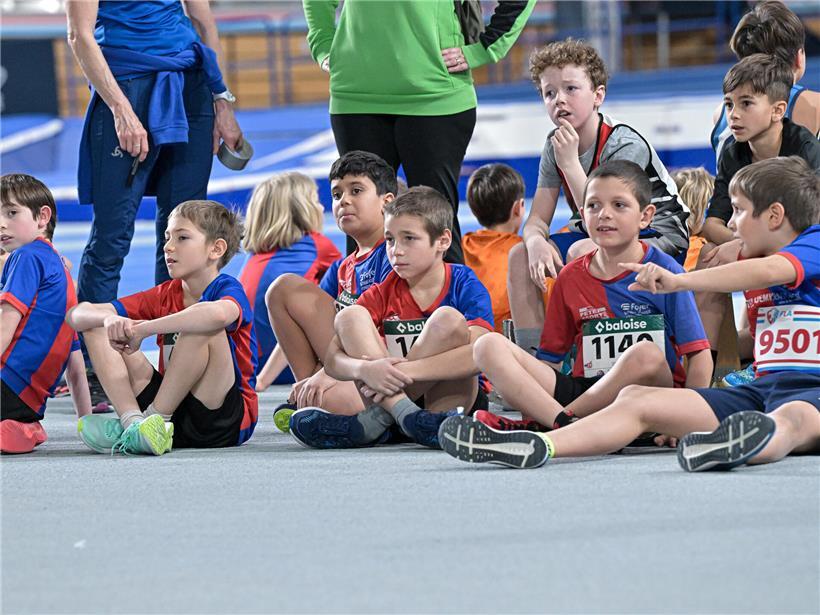 Teamkollegen machen eine kurze, entspannte Pause während der Arbeit im Büro