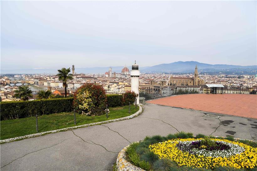Eine menschenleere Piazzale Michelangelo: Florenz hofft noch, dass die strengen Ausgangsbestimmungen die Stadt vor Zuständen wie im Norden Italiens bewahren
